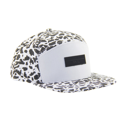 Fashion Allover 5 panel kamp şapkası ön tarafta deri yama ile embossed logo