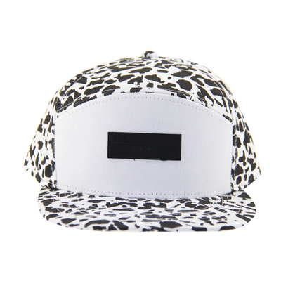 Fashion Allover 5 panel kamp şapkası ön tarafta deri yama ile embossed logo