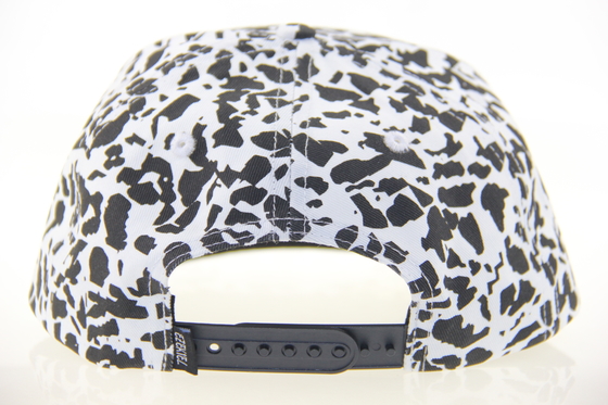 Fashion Allover 5 panel kamp şapkası ön tarafta deri yama ile embossed logo