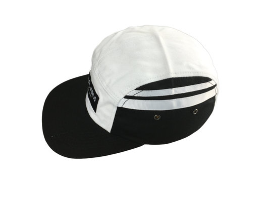 Düz PU vizör ve dokuma etiketi logosu ile modaya uygun 5 panel kamp şapkası