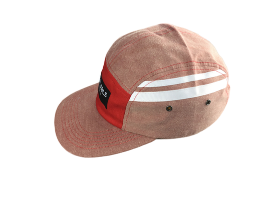 Düz PU vizör ve dokuma etiketi logosu ile modaya uygun 5 panel kamp şapkası
