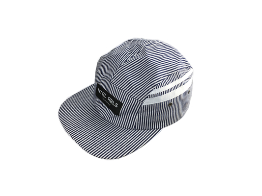 Düz PU vizör ve dokuma etiketi logosu ile modaya uygun 5 panel kamp şapkası