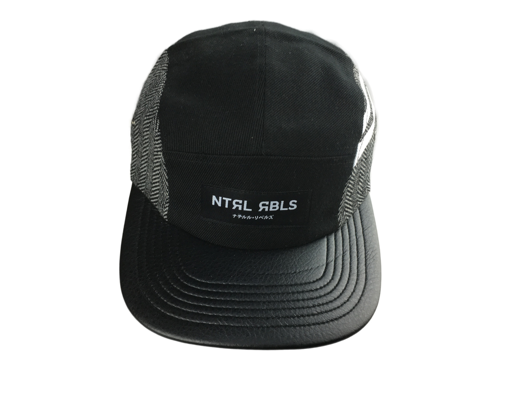 Düz PU vizör ve dokuma etiketi logosu ile modaya uygun 5 panel kamp şapkası